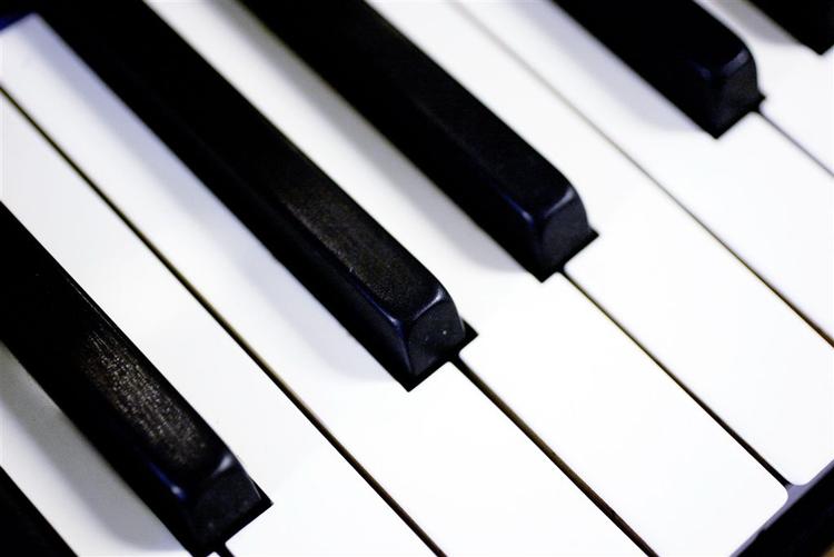 Komponisten Pelle Gudmundsen-Holmgreen laver musik, ligesom Robert Jacobsen lavede skulpturer. 