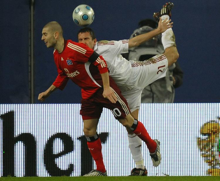 Galatasarays Emre Asik (til højre) blev udvist i anden halvleg af kampen mod Mladen Petric og Hamburger SV. 