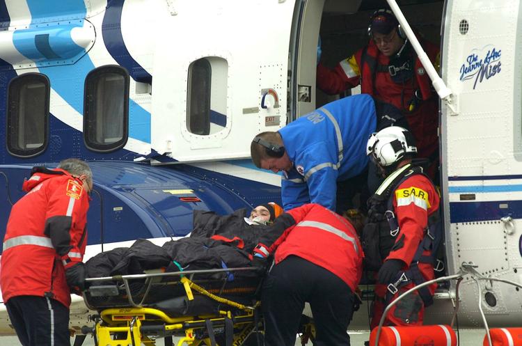 En mand er fundet i live efter helikopterstyrtet ud for Newfoundland. Han blev bragt til hospitalet i en redningshelikopter. 