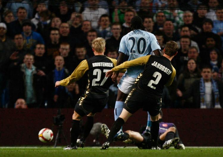 Felipe Caceido var på pletten i det 8. minut for Manchester City, som drømmer om den første titel siden 1976. 