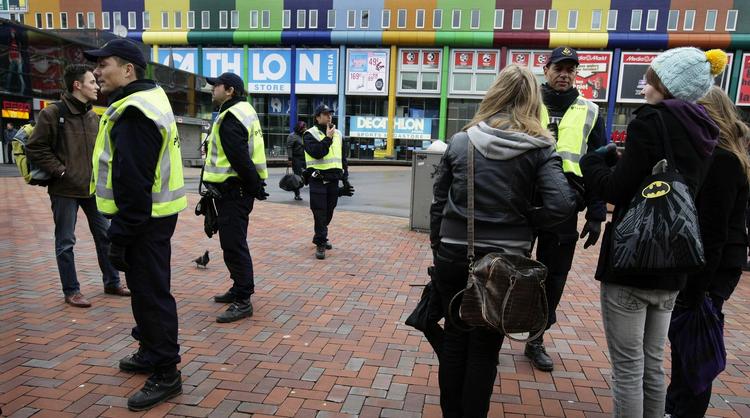 Hollandsk politi på gaden efter en stor handelsstrøg i Amsterdam blev lukket. 