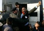 Protestmarchen, der bliver kaldt 'den lange march', begyndte i går i Lahore, hvor politi gik løs på demonstranterne. 
