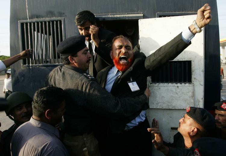 Protestmarchen, der bliver kaldt 'den lange march', begyndte i går i Lahore, hvor politi gik løs på demonstranterne. 