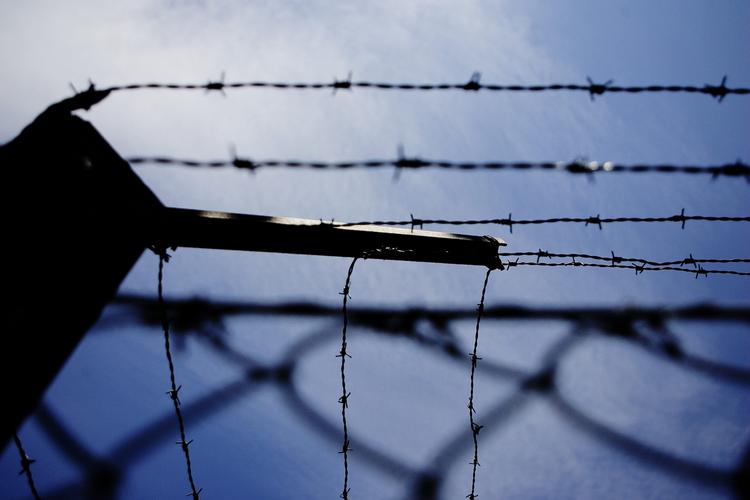 Unge under 18 afsoner normalt deres straf på sikrede institutioner som Nøddebakken ved Roskilde Fjord. Institutionen er omgivet af pigtråd. 