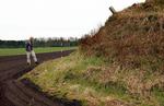 Over 100.000 danske gravhøje vurderes at være forsvundet. Mange andre er truet af landmænd, der kommer for tæt på fortidsminderne og pløjer jorden op. Nu risikerer landmændene at blive ramt på pengepungen. 