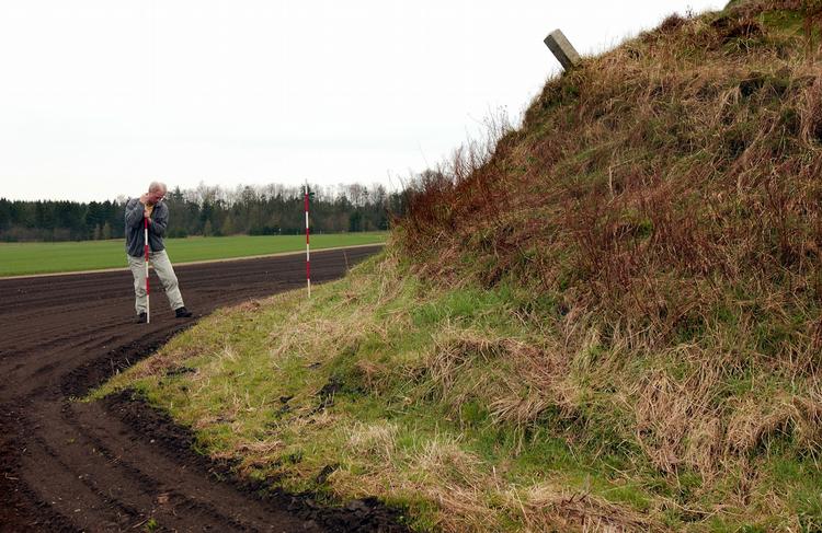 Over 100.000 danske gravhøje vurderes at være forsvundet. Mange andre er truet af landmænd, der kommer for tæt på fortidsminderne og pløjer jorden op. Nu risikerer landmændene at blive ramt på pengepungen. 
