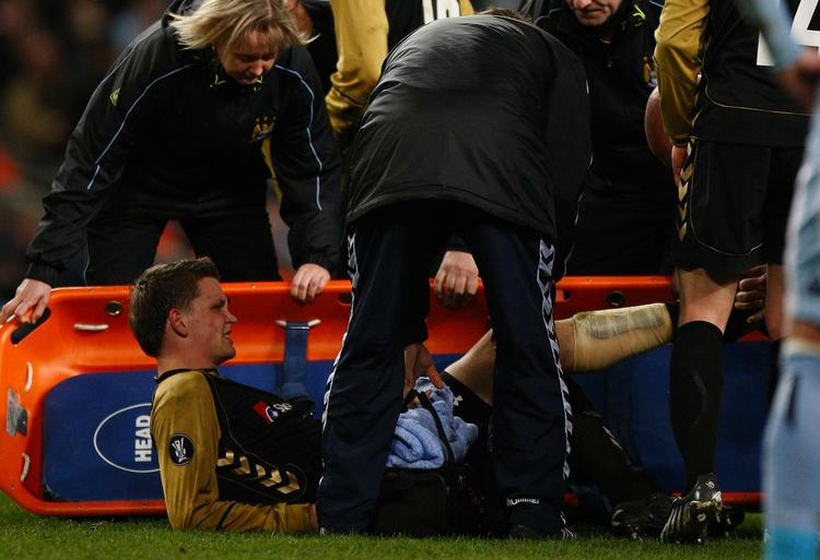 Michael Jakobsen måtte bæres fra banen med få minutter igen af kampen mod Manchester City, men AaB'eren har ikke pådraget sig nogen alvorlig skade. 