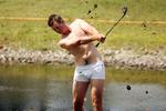 Mudderet stod om ørerne på Henrik Stenson, men tøjet lå i en pæn lille bunke ved siden af caddien, så svenskeren kunne afslutte sin runde uden at være beskidt. 