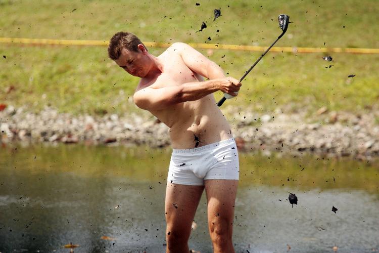 Mudderet stod om ørerne på Henrik Stenson, men tøjet lå i en pæn lille bunke ved siden af caddien, så svenskeren kunne afslutte sin runde uden at være beskidt. 