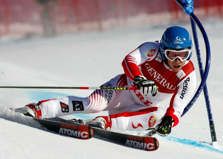 Benjamin Raich er med dagens sejr i storslalom blot to point fra norske Svindal i den samlede World Cup, som afgøres i morgen. 