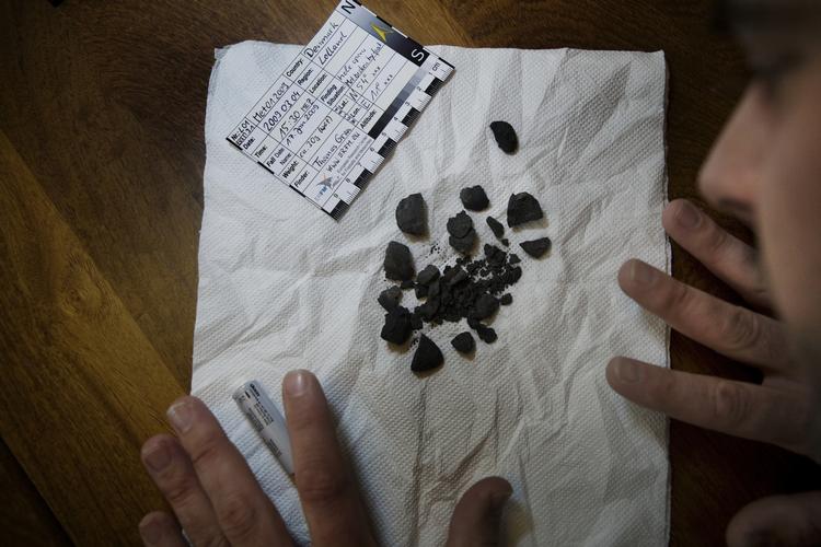 Meteoritten, som er blevet fundet på Lolland, er på størrelse med en blomme, og den smuldrer let. 