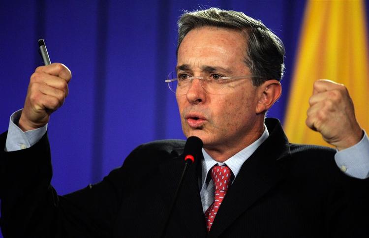 Det er under præsident Alvaro Uribes ledelse, at Colombias hemmelige politi (DAS) har lækket navnene på politikere, fagforeningsfolk og formodede guerillasympatisører til højreorienterede dødspatruljer, som derefter har dræbt flere af personerne. Arkivfoto af Uribe. 