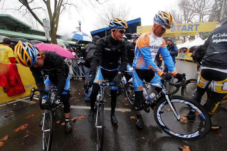 Ryttere fra Team Garmin-Slipstream gør klar til en etape i Tour of California. Længst til venstre ses Tyler Farrar fra USA, der i dag vandt tredje etape i Tirreno-Adriatico. Arkivfoto. 