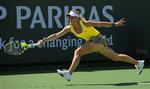 Caroline Wozniacki må strække sig langt efter bolden i kampen mod Timea Bacsinszky. Men danskeren havde kun få problemer med at slå schweizeren. 