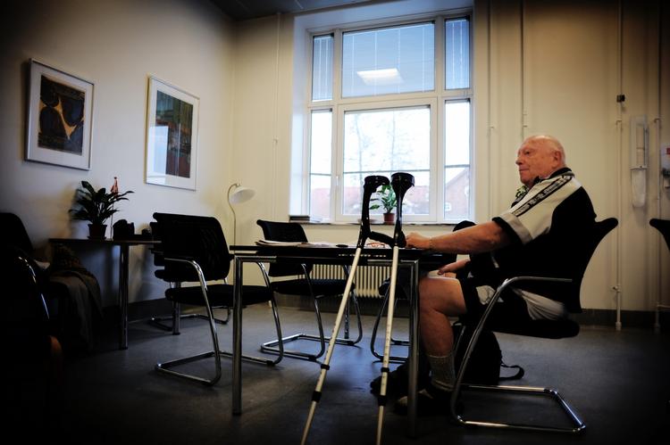 Leif Kristensen havde et knæ, der generelt generede ham, så han gik til lægen. Det udløste 14 måneders ventetid og et helbred, der i dag er så svækket, at lægerne har et stort arbejde foran sig. 
