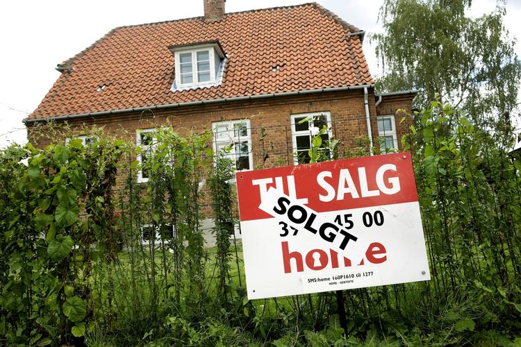 Som huskøber betaler man for tiden i snit 3.100 kroner mere i tinglysning, end man ville have gjort, hvis afgiften blev beregnet ud fra husets faktiske pris - og ikke, hvad Skat har vurderet huset til. Arkiv 