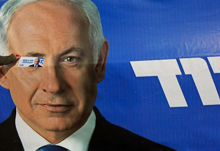 En plakat med Likuds leder Benjamin Netanyahu. Likud står til en meget stor fremgang ved valget, men det ser ikke ud til, at den er stor nok til at sikre partiet regeringsmagten. 
