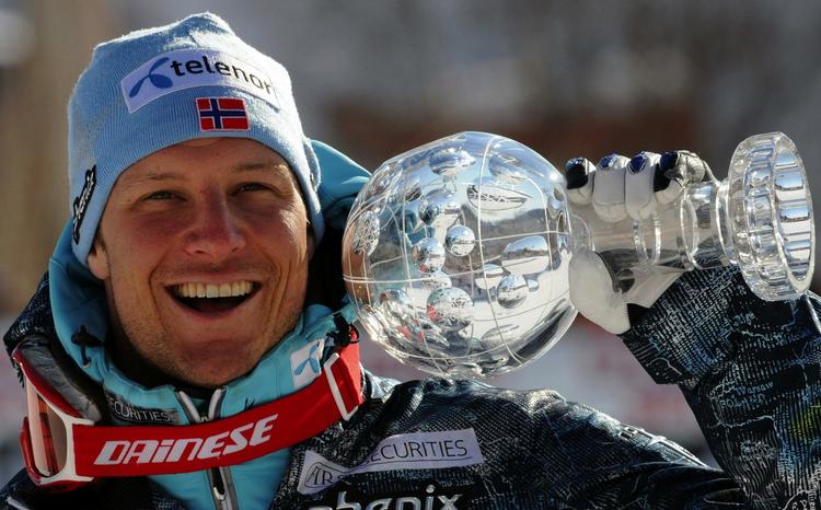 Aksel Lund Svindal med trofæet for World Cup-sejren i Super G. Svindal kan tage den samlede sejr i World Cuppen, hvis han slutter bedre end østrigeren Benjamin Raich i fredagens storslalomløb. 