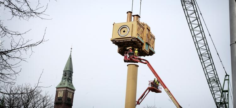 Der var god udsigt både fra maskinhuset og fra H.C. Andersens Boulevard, hvor nysgerrige forbipasserende kunne følge med i den spektakulære operation. 
