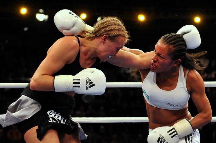 Cecilia Brækhus (til højre) var for stor  en mundfuld for Vinni Skovgaard. 