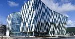 Kapow! Med sit flydende indre er Saxo Bank en stærk erhvervsbygning, men huset smadrer fornemmelsen af by i Tuborg Syd.  Foto: Adam Mørk 