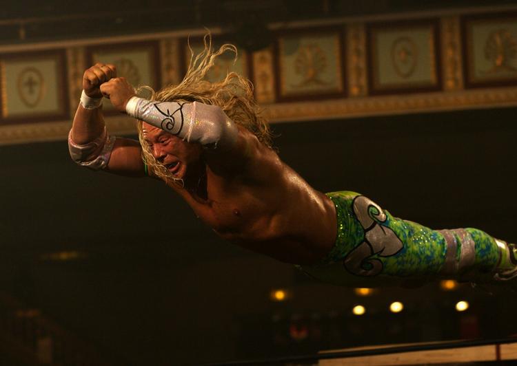 Mickey Rourke flyver i 'The Wrestler'. 