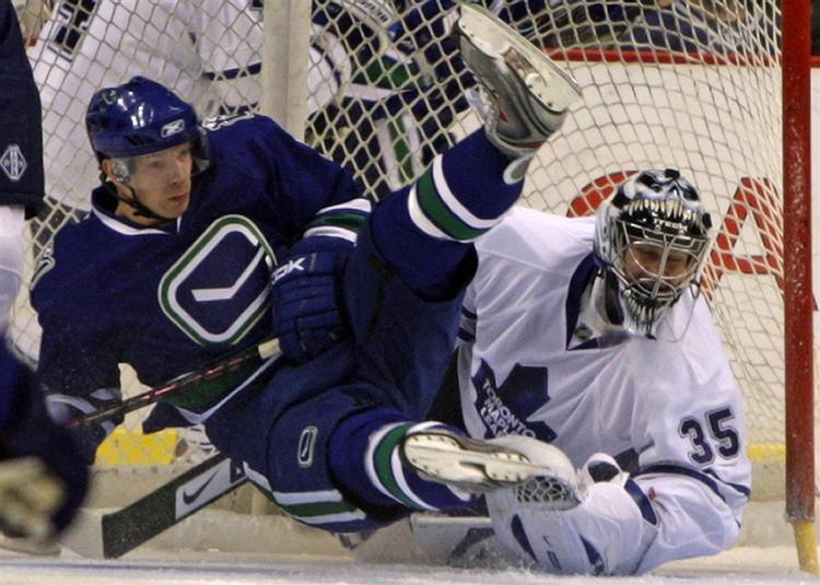Jannik Hansen (i blåt) er snart tilnage på den glatte is. Arkivfoto. 