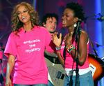 Tyra Banks show 'American's Next Top Model' forårsagede panik og kaos i new york i går. På billedet er Tyra Banks (til venstre) mere rolig. 