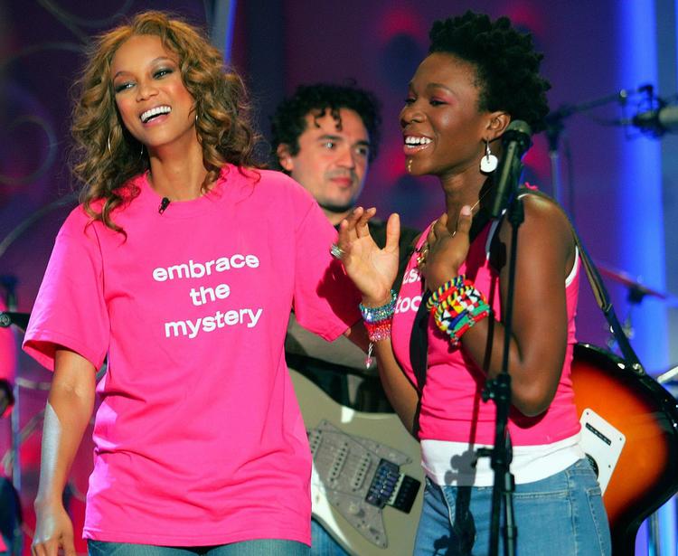 Tyra Banks show 'American's Next Top Model' forårsagede panik og kaos i new york i går. På billedet er Tyra Banks (til venstre) mere rolig. 