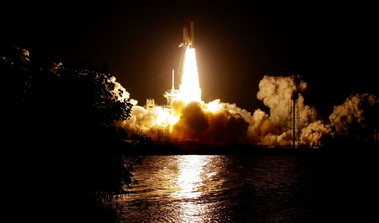 Discovery stiger til vejrs fra Capa Canaveral i Florida. 