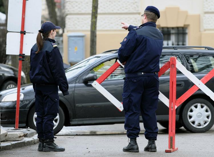 Sikkerhedsvagter i nærheden af retten, hvor sagen mod Josef F. indledes i dag. 