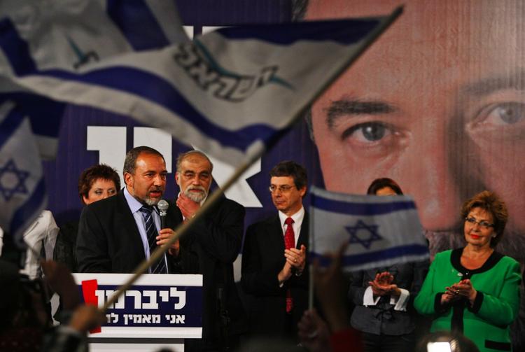 Arkivfoto fra februar, hvor Avigdor Lieberman holder en tale under den israelske valgkamp. 