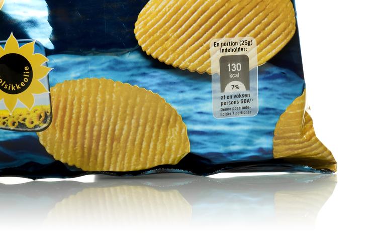 Producenten bag denne pose chips mener, at den indholder syv portioner. 