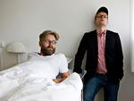 Casper Christensen er ramlet ind i en gedigen nedtur og nægter at stige ud af sin seng, hvorimod klovnen Frank Hvam stadig trisser rundt på må og få og brænder alle broer. Og sit eget hjem, for den sags skyld. Foto: Per Arnesen/TV 2 