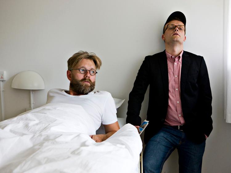 Casper Christensen er ramlet ind i en gedigen nedtur og nægter at stige ud af sin seng, hvorimod klovnen Frank Hvam stadig trisser rundt på må og få og brænder alle broer. Og sit eget hjem, for den sags skyld. Foto: Per Arnesen/TV 2 