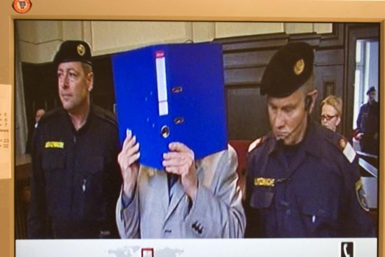 Den 73-årige Josef F. har ikke lyst til at vise sig frem for de 100 pressefolk, der har fået adgang til retssagen mod ham. Under afhøringer og procedurer bliver pressen sendt ud af salen. 