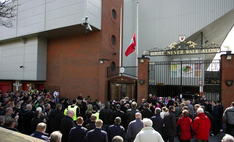 Liverpool-fans ved sidste års mindehøjtidelighed for ulykken på Hillsborough. Arkivfoto. 