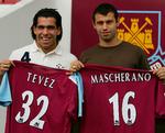 Det vakte en del opsigt, da de to argentinere Carlos Tevez (tv.) og Javier Mascherano skiftede til West Ham i 2006. Nu er efterspillet mellem West Ham og Sheffield United endt i et forlig. 