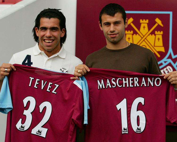 Det vakte en del opsigt, da de to argentinere Carlos Tevez (tv.) og Javier Mascherano skiftede til West Ham i 2006. Nu er efterspillet mellem West Ham og Sheffield United endt i et forlig. 