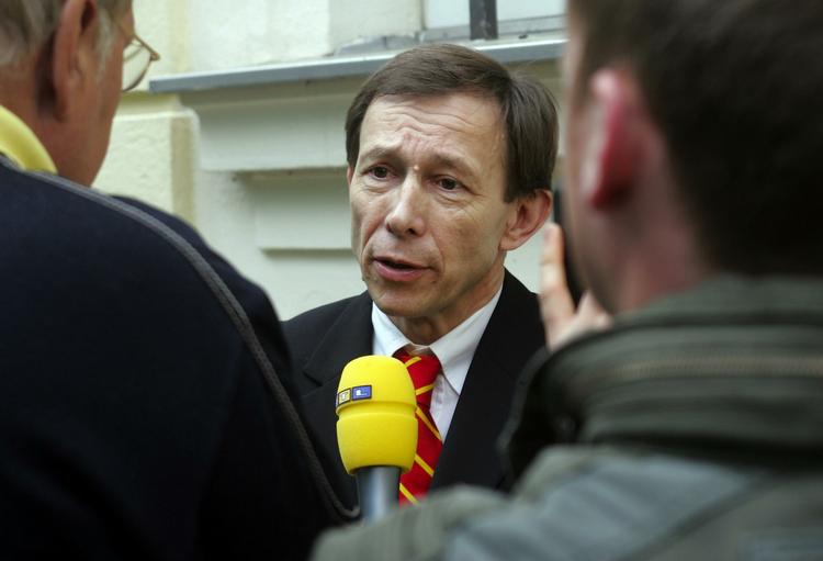 Rudolf Mayer kommer på hårdt arbejde som forsvarer for Josef K. 