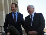 Den canadiske forsvarsminister Peter MacKay, tv, har eftersigende støtte til at blive generalsekretær for Nato af USA - her forsvarsminister Robert Gates (th.). Men MacKay er ikke opgaven værdig, mener en canadisk militærekspert. 