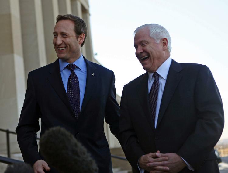 Den canadiske forsvarsminister Peter MacKay, tv, har eftersigende støtte til at blive generalsekretær for Nato af USA - her forsvarsminister Robert Gates (th.). Men MacKay er ikke opgaven værdig, mener en canadisk militærekspert. 