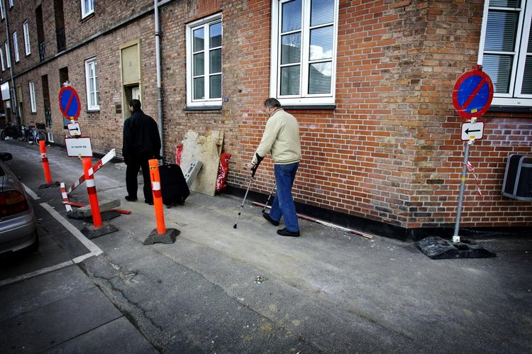 Det var her i Polensgade på Amager, at det 16-årige avisbud blev slået ned af en dengang 15-årig dreng. Det er ham, som nu er flygtet fra den sikrede institution Stevnsfortet. (Arkivfoto) 