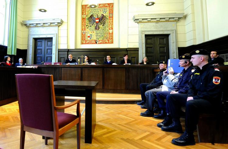 Retten er sat: Hovedpersonen gemmer sig bag et ringbind. 