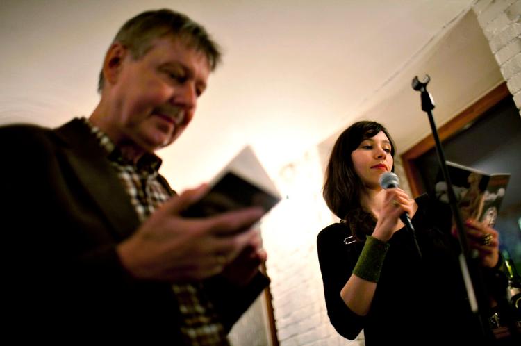 Det var to meget forskellige forfattere, der diverterede med oplæsning onsdag aften i Ryesgade. Øverst assisterer Kristina Stoltz med regibemærkninger til Viggo Madsens tekst. Th. ses et udpluk af aftenens tilhørere. Foto: Niels Christensen 