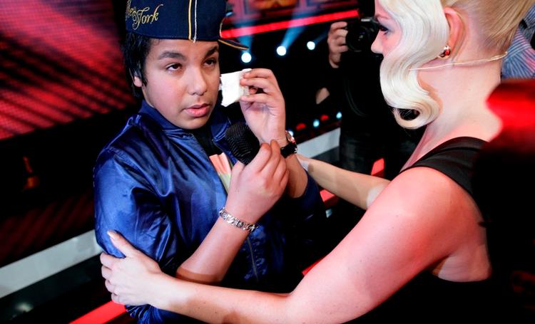 Mohamed var lige ved at ryge ud af X-Factor i fredags. Her trøstes han efterfølgende af Lina Rafn. 