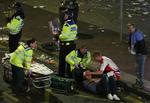Efter finalen 14. maj 2008 kom det til blodige sammenstød mellem fodboldtilhængere i Manchesters gader. Her bliver en Glasgow Rangers-tilhænger behandlet. Fem Rangers-tilhængere er i dag blevet anholdt, mistænkt for at stå bag urolighederne. Arkivfoto. 