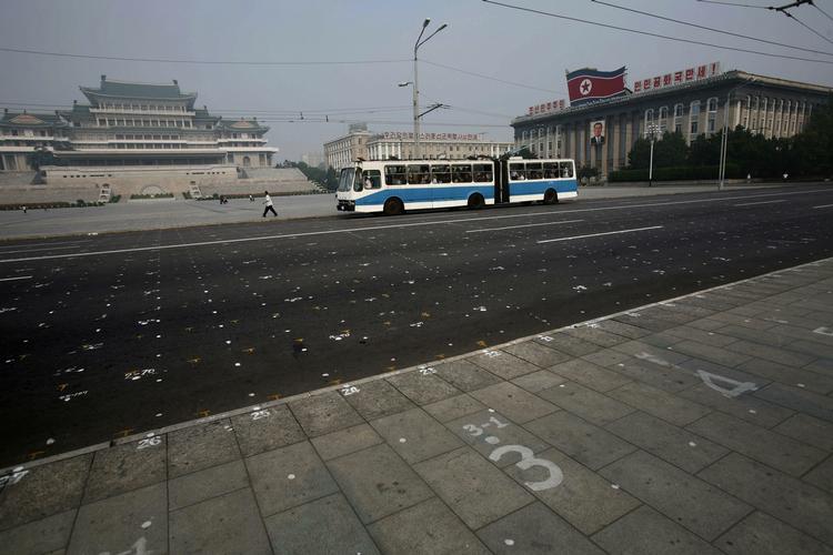 Kim Il Sung-pladsen i det centrale Pyongyang. Prikkerne på asfalten viser, hvor borgerne skal stå under masseparade. Arkivfoto. 
