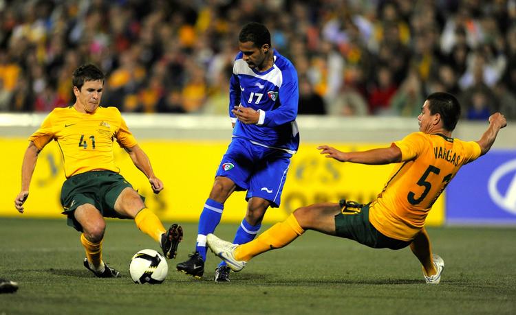 Australien (gule trøjer) i kamp mod Kuwait i kvalifikationskamp i Canberra 5. marts. Arkivfoto. 