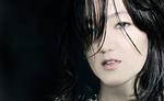 Makiko Hirabayashi står for to tredjedele af cd’ens i alt ni numre, og resultaterne er mainstream moderne jazz uden skarpe tænder. 